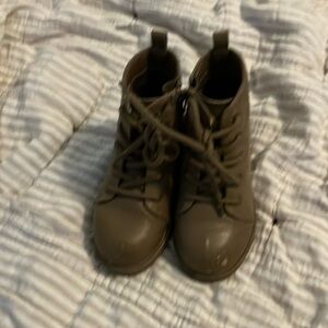 Girls brown boots 💜